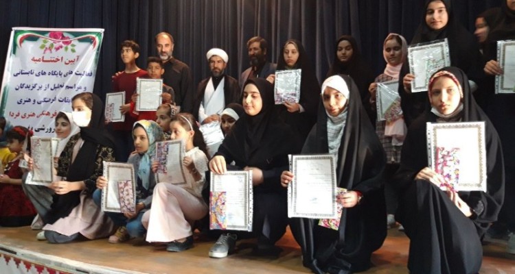 آیین تجلیل از نخبگان و رتبه های برتر استانی در رشته های فرهنگی هنری در هرسین