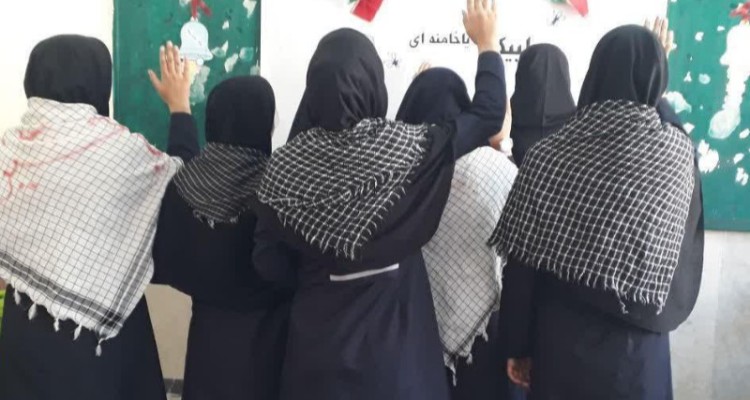 دانش‌آموزان هرسینی  به پویش «لبیک یا خامنه‌ای» پیوستند