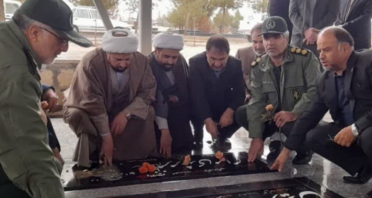 مزار شهدای هرسین غبارروبی شد