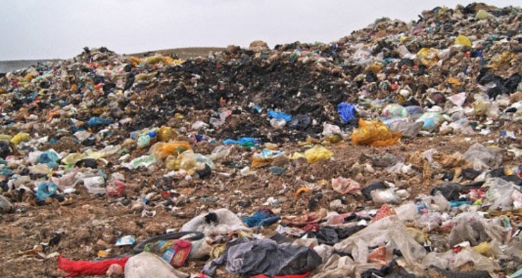 مشکل جمع آوری زباله در روستا ها به دلیل عدم همکاری با پیمانکار پروژه است