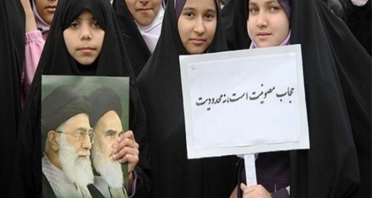 حجاب به معنای منزوی کردن زن نیست