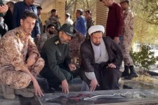 غبار روبی گلزار شهدای هرسین در هفته دفاع مقدس