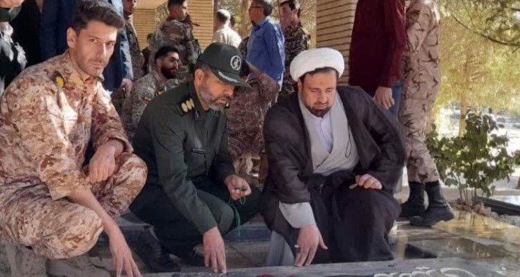 غبار روبی گلزار شهدای هرسین در هفته دفاع مقدس