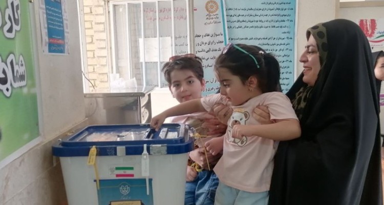 تصاویری از حضور مردم هرسین درپای صندوق های رای