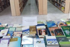 اهدای کتاب توسط فرماندار هرسین به کتابخانه شهرستان