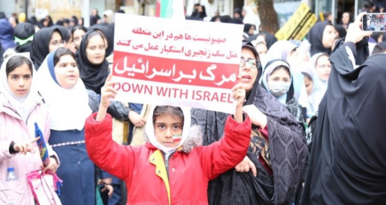 مشق استکبار ستیزی دانش آموزان هرسینی در یوم الله 13آبان