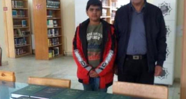 اهداء آثار شاعر هرسینی به کتابخانه عمومی شهرستان