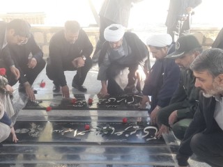 مزار شهدای هرسین در هفته بسیج گلباران شد