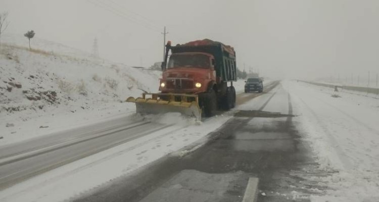 نمک پاشی و تیغه زنی ۵۰۰کیلومتر از شریان های اصلی و فرعی در هرسین