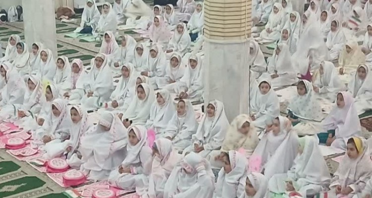 برگزاری جشن تکلیف ۴۰۰ دانش آموز دختر در هرسین+تصویر