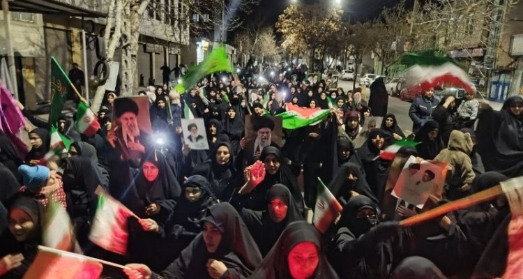 جمعیت خیره کننده مردم دارالمومنین هرسین در بیعت با رهبر  امت