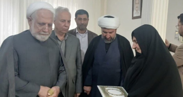 دیدار مسئولین شهرستان هرسین با خانواده معظم شهدای جنگ رمضان