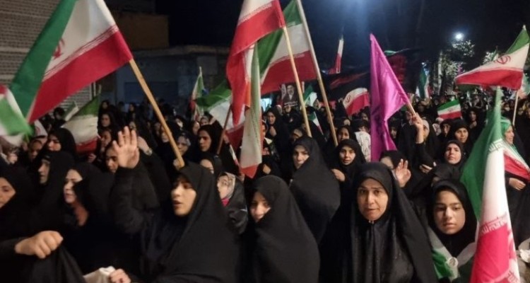 لبیک مردم هرسین  به رهبر انقلاب؛ خیابان در اختیار ولایت می‌ماند