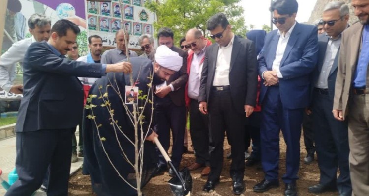 غرس ۳۰ اصله نهال در جوار امامزاده باقر(ع) بیستون+تصویر