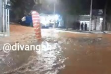 آبگرفتگی معابر اصلی شهر هرسین در پی بارش شدید تگرگ و باران در هرسین