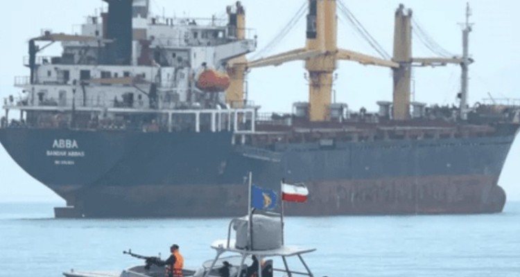 توقیف دو کشتی متخلف توسط نیروی دریایی سپاه