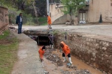 کانال مسیل سیلاب محله راخیر توسط شهرداری پاکسازی شد
