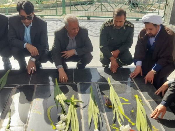 غبار روبی مزار شهدای گمنام در هرسین