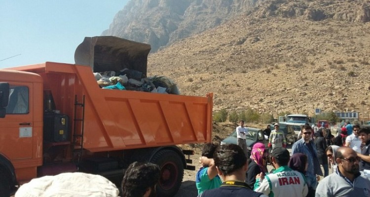 پاكسازی رودخانه دینورآب بیستون با حضور فعالان محيط زیستی استان کرمانشاه+تصویر