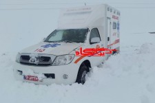 نجات مادر باردار گرفتار شده در برف در یکی از روستاهای بخش مرکزی هرسین+تصویر