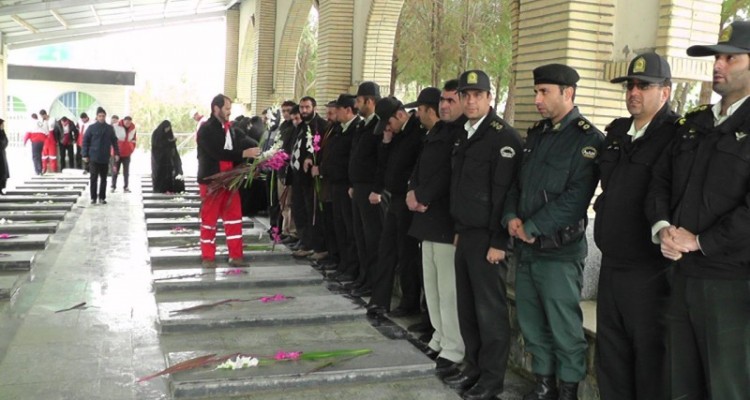 مراسم غبار روبی گلزار شهدا در دهه مبارک فجر در هرسین+تصویر