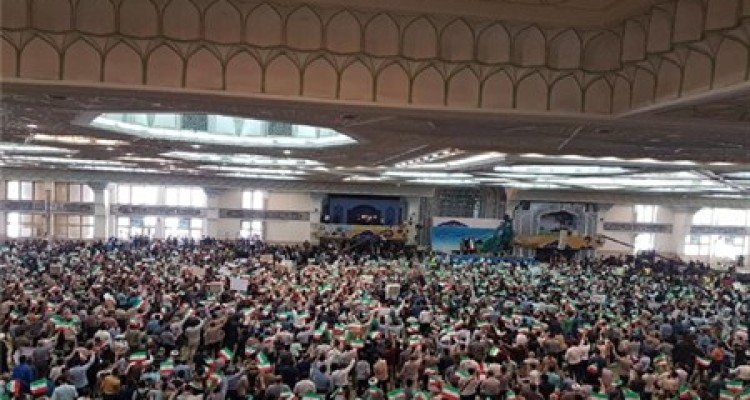 سونامی مردم تهران در مصلی/ مردم شعار خداحافظی با روحانی را سر دادند/قالیباف: دیوار کشی تهمتی بود که روحانی به رئیسی نسبت داد