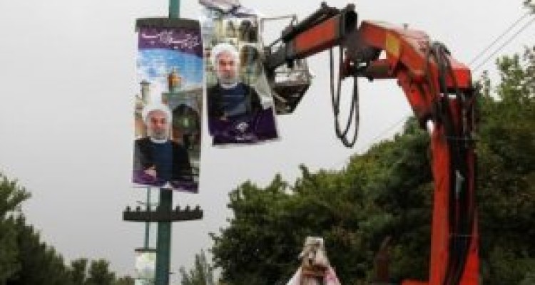 اعتراض متفاوت کارمندان کرمانشاهی به تبلیغات روحانی از بیت المال