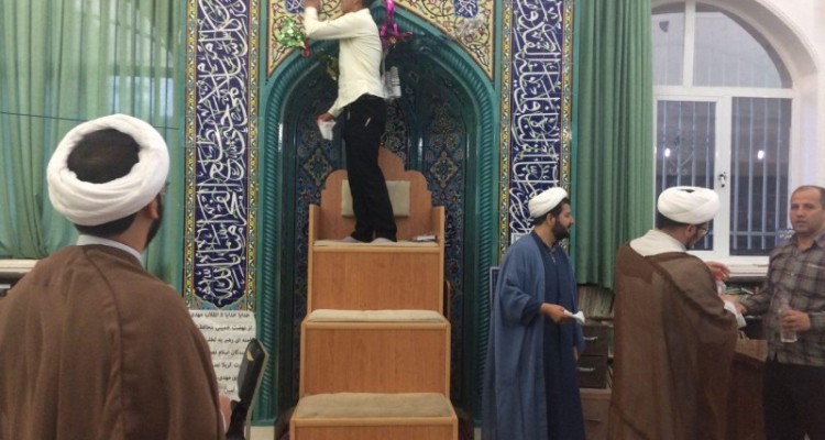 برگزاري مراسم غبارروبي در مسجدصاحب الزمان (عج)هرسين+ تصویر