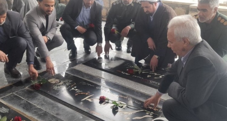 مزار شهدای شهرستان هرسین غبار روبی وعطر افشانی شد