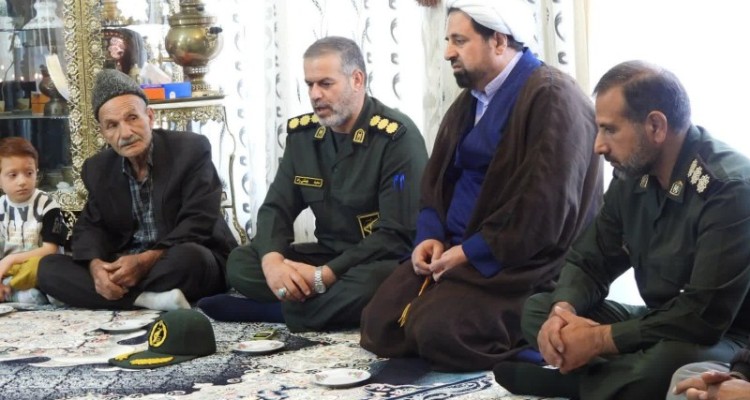 دیدار معاون هماهنگ کننده سپاه حضرت نبی اکرم  ص با خانواده شهید علی عزیزی در هرسین