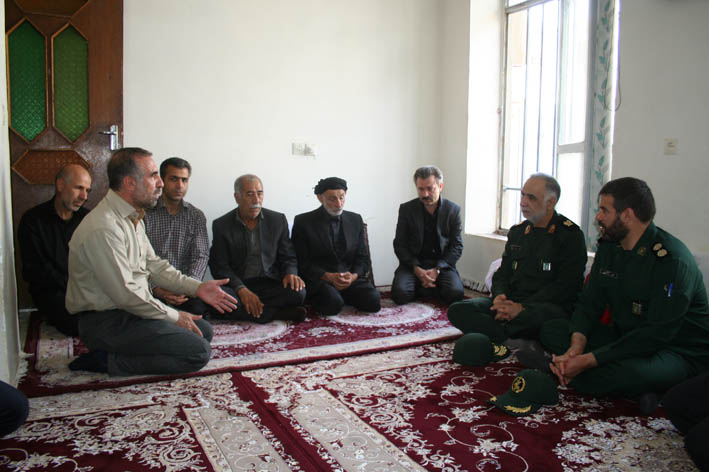 دیدار فرمانده سپاه حضرت نبی اکرم(ص)با خانواده شهید عبدالحمید حسینی+تصویر