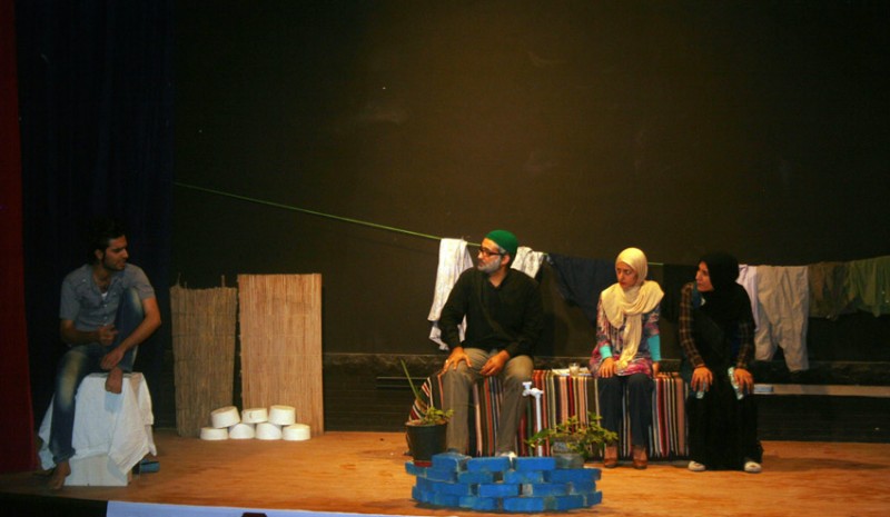 گزارش تصویری/  اولین روز از اجرای نمایش” پدرانه” در هرسین