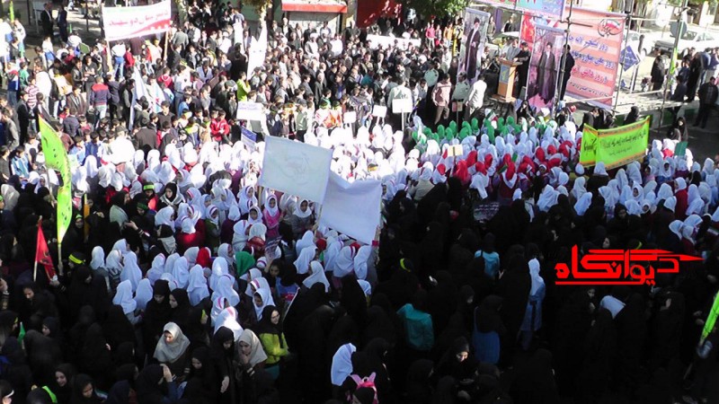 مراسم راهپیمائی ۱۳ آبان در هرسین برگزار شد/اعلام انزجار از شیطان بزرگ با طنین فریادهای "مرگ بر آمریکا" 