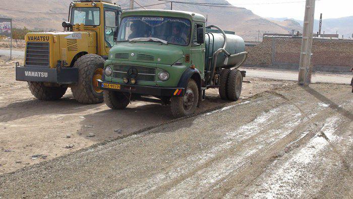 آغاز عمليات خاكبرداري، تسطيح و شن ريزي معابر در برخی روستاهاي بخش مرکزی