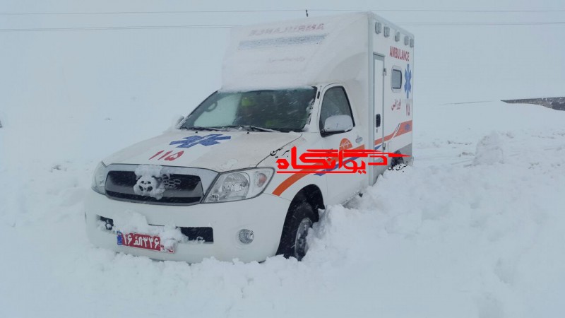 نجات مادر باردار گرفتار شده در برف در یکی از روستاهای بخش مرکزی هرسین+تصویر