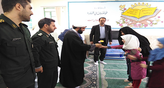 بازدید امام جمعه و مسئولین شهرستان از مدرسه مشعل دانش در هرسین