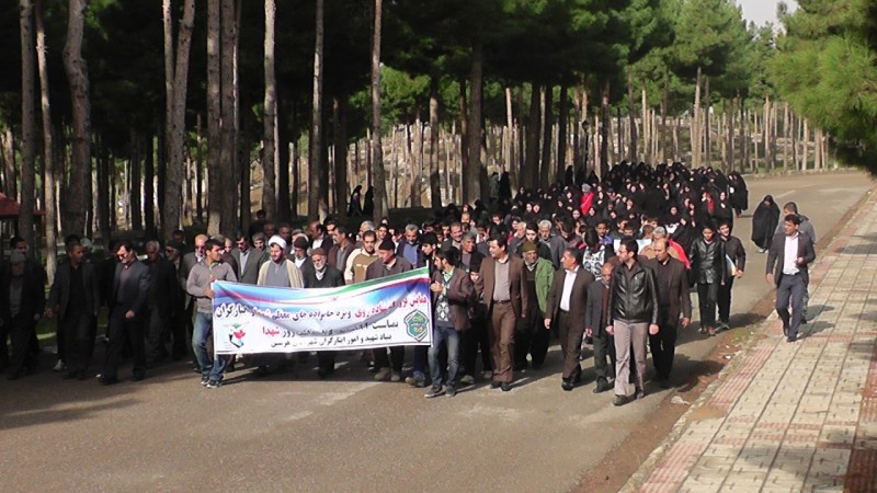 مراسم پیاده روی خانوادگی و غبارروبی و عطر افشانی مزار شهدا در هرسین