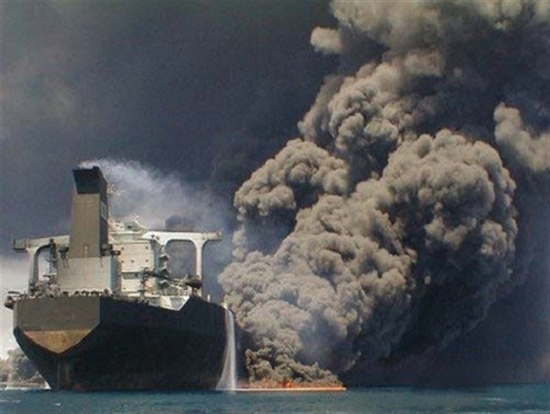 نفتکش ایرانی پس از 6 روز همچنان در آتش می‌سوزد/ تقویت احتمال انفجار و غرق‌شدن با سرریز نفت از روی کشتی