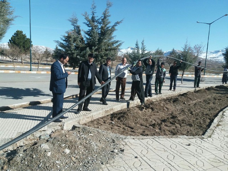 آغاز اجرای طرح زیرساختی و تفکیک آبیاری فضای سبز در هرسین