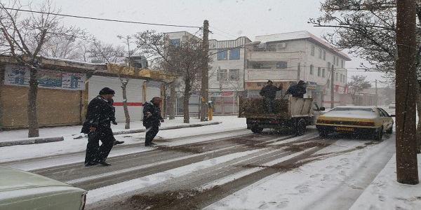 عملیات نمک پاشی و بازگشایی معابر و خیابانها در هرسین