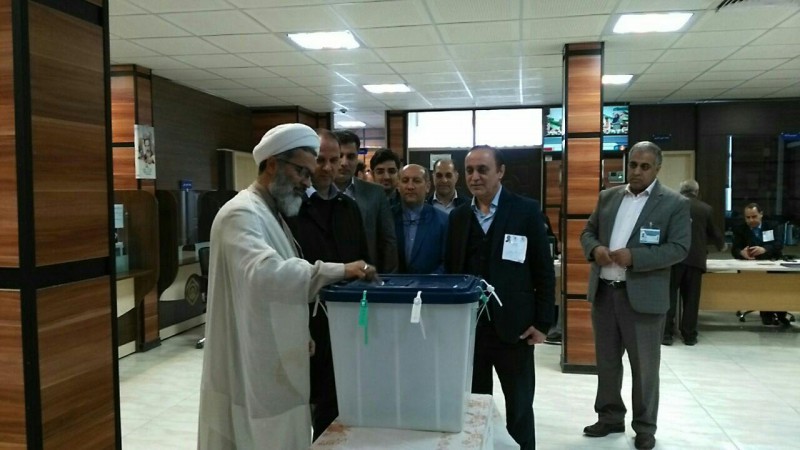 حجت الاسلام اجرایی امام جمعه هرسین رأی خود را به صندوق انداختند
