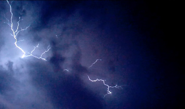 تصاویری از رعد و برق بارشهای اخیر در هرسین