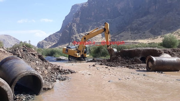 تخریب یک دهنه پل احداث شده غیرمجاز بروی رودخانه دینور