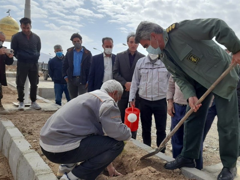 غرس ۱۰۰اصله نهال در یادمان شهدای گمنام شهرستان هرسین