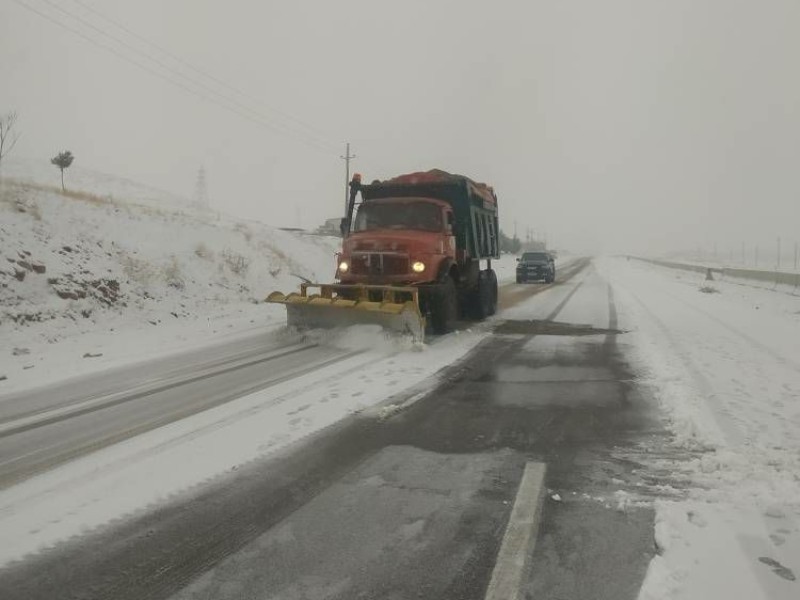 نمک پاشی و تیغه زنی ۵۰۰کیلومتر از شریان های اصلی و فرعی در هرسین