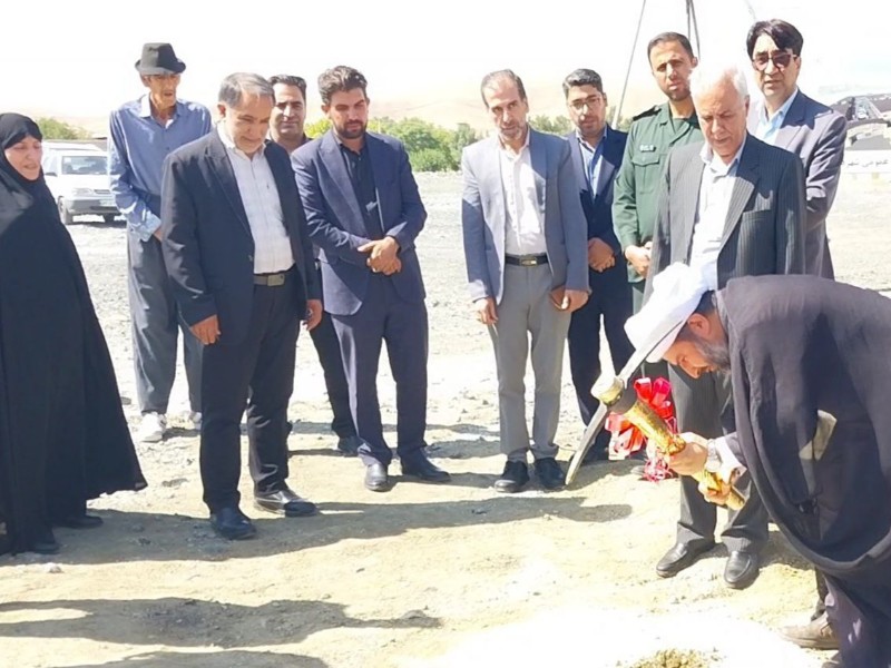 کلنگ زنی عملیات احداث ۱۴ غرفه در میدان بار هرسین
