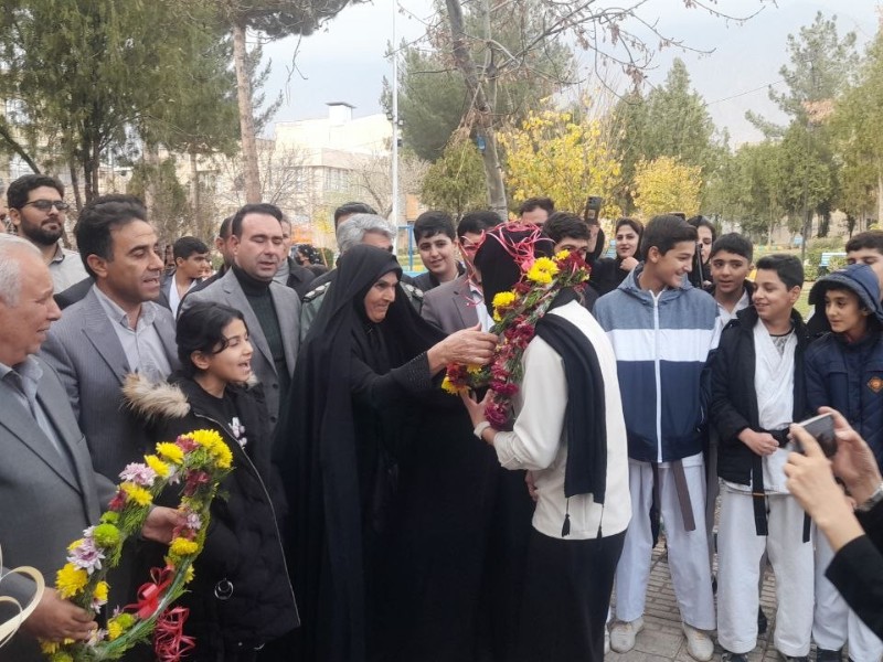 تجلیل از قهرمانان ملی، ورزشی و مادران و همسران شهدا در هرسین تجلیل از قهرمانان ملی، ورزشی و مادران و همسران شهدا در هرسین