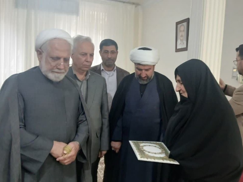 دیدار مسئولین شهرستان هرسین با خانواده معظم شهدای جنگ رمضان