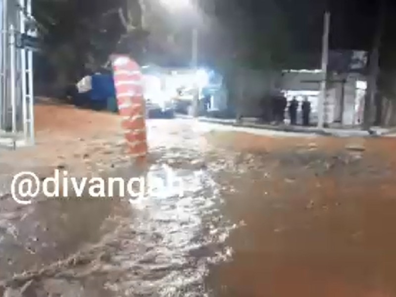 آبگرفتگی معابر اصلی شهر هرسین در پی بارش شدید تگرگ و باران در هرسین