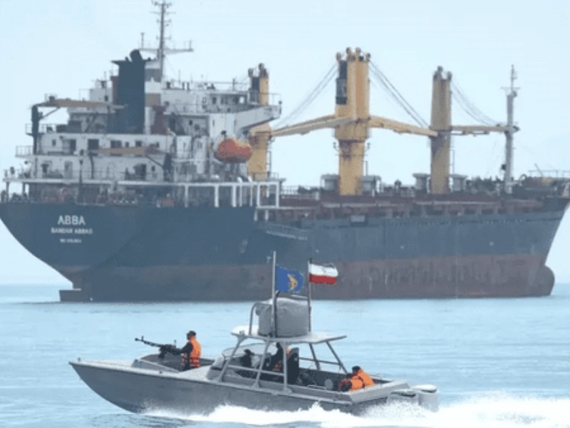 توقیف دو کشتی متخلف توسط نیروی دریایی سپاه